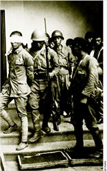 Κινέζοι αιχµάλωτοι οδηγούνται σε στρατόπεδο συγκέντρωσης από  γιαπωνέζους πεζοναύτες. Σύµφωνα µε µαρτυρίες πολλοί από τους  αιχµαλώτους υποβλήθηκαν σε απάνθρωπα πειράµατα και οι σοροί  τους θάφτηκαν στο πάρκο Τογιάµα, στο Τόκιο  