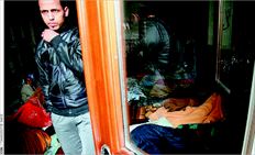Μετανάστης στην είσοδο του νεοκλασικού κτιρίου στη συµβολή των οδών Πατησίων και Ηπείρου  