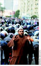 Οµαδική προσευχή  στην πλατεία Ταχρίρ.  Οι Αδελφοί  Μουσουλµάνοι αν και  κρατούν χαµηλούς  τόνους, πρωτοστατούν  στην εξέγερση κατά  του Μουµπάρακ  
