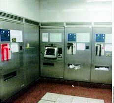 Μηχανήµατα έκδοσης  εισιτηρίων που  κατέστρεψαν οι οµάδες  που αντιτίθενται στις  αυξήσεις των εισιτηρίων,  στον σταθµό  «Πανεπιστήµιο» του  Μετρό  