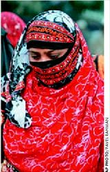  Η τύχη των γυναικών στα  χωριά του Μπανγκλαντές  επαφίεται στις αποφάσεις  των δηµογερόντων  που όµως λαµβάνονται  βάσει του αυστηρότατου  ισλαµικού νόµου, της  σαρίας και όχι των νόµων  του κράτους  