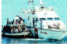 Σκάφος της ιταλικής Ακτοφυλακής ακινητοποιεί πλοιάριο µεταναστών από την Τυνησία κατά την άφιξή τους, το Σάββατο, στη Λαµπεντούζα  