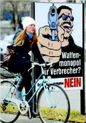 Μια ποδηλάτισσα µε φόντο την  αφίσα του «όχι»  