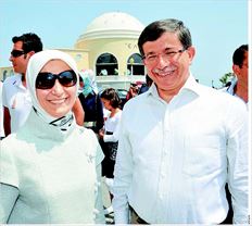 Η άφιξη του επικοινωνιακού Αχµέτ Νταβούτογλου αναµένεται να είναι και το µόνο νέο στο µέτωπο των ελληνοτουρκικών, τουλάχιστον  µέχρι τις βουλευτικές εκλογές στην Τουρκία. Στη φωτογραφία ο Τούρκος υπουργός Εξωτερικών (δεξιά) µε τη σύζυγό του  