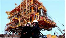 Ιρανές µπροστά σε υπό κατασκευήν πλατφόρµα πετρελαίου στη νήσο Κεσµ του Περσικού Κόλπου  