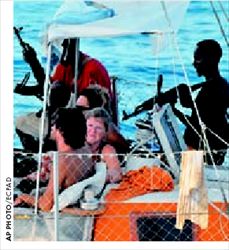 Σοµαλοί πειρατές πριν από δύο  χρόνια είχαν καταλάβει γαλλικό  γιοτ (φωτογραφία αρχείου).  Αυτές τις ηµέρες ακόµη ένα  θρίλερ µε σκάφος αναψυχής  εκτυλίσσεται στα νερά του  Ινδικού Ωκεανού  