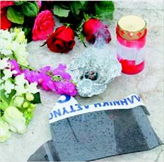 Λίγα  λουλούδια  στο σηµείο  όπου οι δύο  αστυνοµικοί  της οµάδας  ΔΙΑΣ  έχασαν τη  ζωή τους  από τα πυρά  κακοποιών  στην  περιοχή  του Αγίου  Ιωάννη Ρέντη  