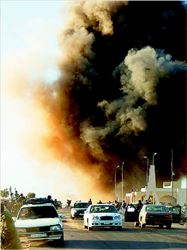 Οι αεροπορικοί βοµβαρδισµοί  συνεχίσθηκαν και χθες  στο Ρας Λανούφ
 και ο γ.γ.  του ΝΑΤΟ Ράσµουσεν τόνισε  χθες ότι εξετάζεται το 
ενδεχόµενο  διεθνούς στρατιωτικής επιχείρησης  στη Λιβύη προκειµένου  να
 σταµατήσουν «οι επιθέσεις  κατά αµάχων»  