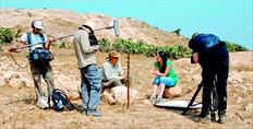 Η Φραντσέσκα Σταυρακοπούλου στα γυρίσµατα της σειράς του BBC  «Τα θαµµένα µυστικά της Βίβλου», στη Μέση Ανατολή.   Για τις ανάγκες της επιστηµονικής τεκµηρίωσης του ντοκιµαντέρ  επισκέφθηκε σηµαντικούς χώρους αρχαιολογικών ανασκαφών  