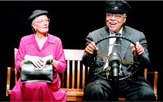 Η Βανέσα  Ρεντγκρέιβ και  ο Τζέιµς Ερλ  Τζόουνς, η  κυρία Ντέιζι και  ο σοφέρ της,  στη θεατρική  παράσταση που  συνεχίζεται  µέχρι τις 9  Απριλίου στο  Golden Theater  της Νέας  Υόρκης  