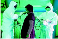 Επιθεωρητής ελέγχει την κατάσταση  των µηχανηµάτων στο πυρηνικό  συγκρότηµα της Φουκουσίµα  (φωτογραφία αρχείου)  