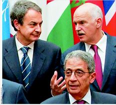 Ο ισπανός  Πρωθυπουργός  Χοσέ Θαπατέρο,  ο γενικός γραµµατέας  του Αραβικού  Συνδέσµου Αµρ  Μούσα και ο έλληνας  Πρωθυπουργός  Γιώργος Παπανδρέου  κατά τη διάρκεια  της διάσκεψης στο  Μέγαρο των Ηλυσίων  στο Παρίσι  
