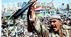 Ενας από τους στρατιωτικούς που συντάχθηκαν µε τους αντικαθεστωτικούς κραδαίνει το Καλάσνικόφ του κατά τη χθεσινή ογκώδη  διαδήλωση στη Σαναά, πρωτεύουσα της Υεµένης  
