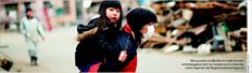 Μια γυναίκα κουβαλάει το παιδί της στην  κατεστραµµένη από τον σεισµό και το τσουνάµι  πόλη Γιαµάντα στη Βορειοανατολική Ιαπωνία  