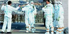 Μέλη των συνεργείων που εργάζονται πυρετωδώς στους πυρηνικούς 
αντιδραστήρες της Φουκουσίµα προετοιµάζονται για την είσοδό τους στην 
επικίνδυνη περιοχή  