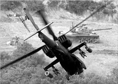 Αµορφη µάζα  σιδερικών το  ελικόπτερο  Απάτσι, που  κατέπεσε την  περασµένη  Δευτέρα έξω από  τα Μέγαρα, λίγο  πριν προσγειωθεί  στη βάση του  