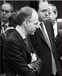 Ο Γιώργος Παπακωνσταντίνου, εν µέσω του  υπουργού Οικονοµικών του Λουξεµβούργου Λικ  Φρίντεν (αριστερά) και του ιταλού οµολόγου  του Τζούλιο Τρεµόντι, φαίνεται να ακούει πολύ  προσεκτικά (όπως και οι άλλοι δύο) τα όσα λέει  ο γερµανός «τσάρος» Βόλφγκανγκ Σόιµπλε  (φωτογραφία αρχείου)  