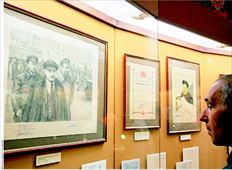 Ανάµεσα σε έγγραφα και ντοκουµέντα εποχής, ο επισκέπτης στο Μουσείο Κρατικής Ιστορίας στη Μόσχα παρατηρεί ένα σκίτσο του 1920  που δείχνει τον Βλαντίµιρ Λένιν εν µέσω του Φέλιξ Ντζερζίνσκι (δεξιά) και του Γιάκοφ Σβερντλόφ να περπατά στην Κόκκινη Πλατεία  