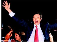 Εντονα πανηγύρισε τη νίκη του στις εκλογές  ο Πέντρο Πάσος Κοέλιο, χαιρετώντας τους  υποστηρικτές του που συγκεντρώθηκαν στο  κέντρο της Λισαβώνας. ∆ίπλα του, στα αριστερά,  διακρίνεται η σύζυγός του Λόρα Φερέιρα,  φυσικοθεραπεύτρια από τη Γουινέα-Μπισάου  