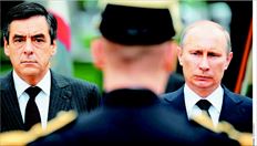 Ο Φρανσουά Φιγιόν (αριστερά) και ο Βλαντίµιρ Πούτιν στα αποκαλυπτήρια µνηµείου αφιερωµένου στη συνεργασία µεταξύ των στρατών των δύο χωρών κατά τη διάρκεια του Α’ Παγκοσµίου Πολέµου. Η έκφραση στα πρόσωπά τους µαρτυρά ότι η σκέψη τους είναι αλλού 