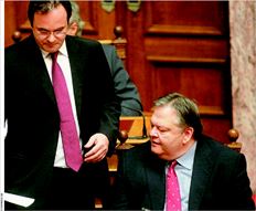 Ο πρώην και ο νυν «τσάρος» δίπλα δίπλα στα έδρανα. Μάλιστα ο δεύτερος, που ας σηµειωθεί ότι καταχειροκροτήθηκε  για την οµιλία του στη Βουλή, αµέσως µετά την επιστροφή του από το Eurogroup είχε συνεργασία µε τον προκάτοχό του  και φυσικά µε τον Πρωθυπουργό  